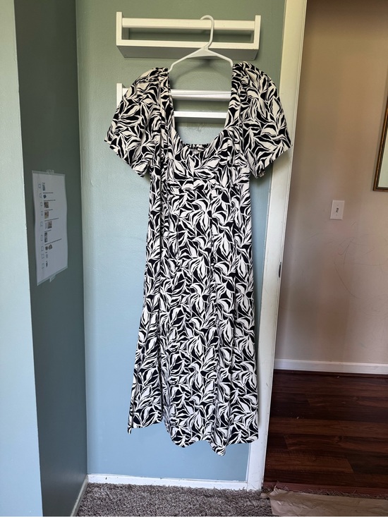 Target Dresses & Skirts - Target Black and White Leaf-Print Midi Dress